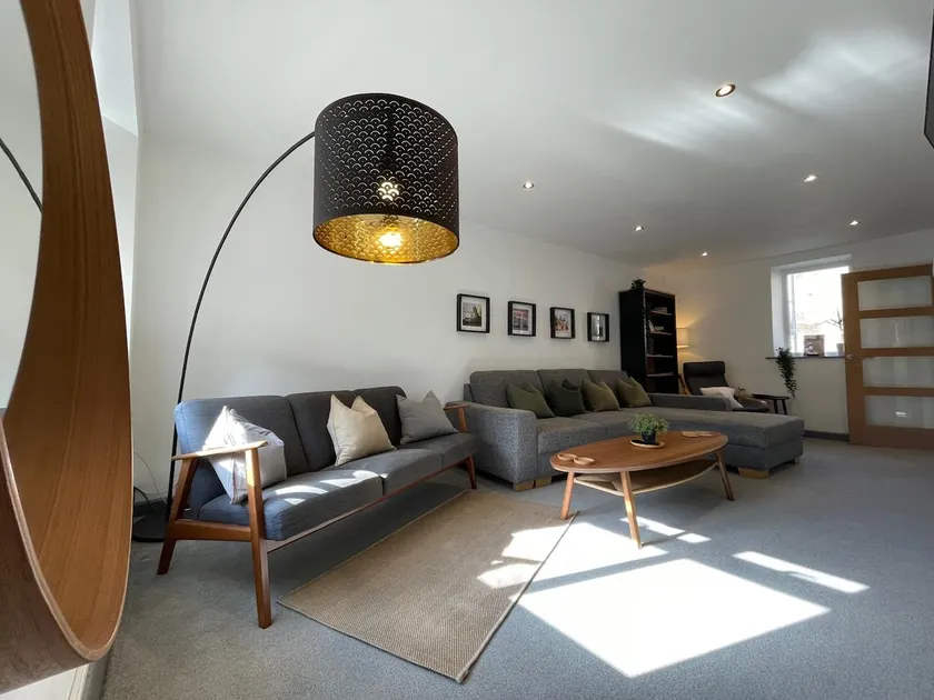 Spacious City Centre Property - Image 1