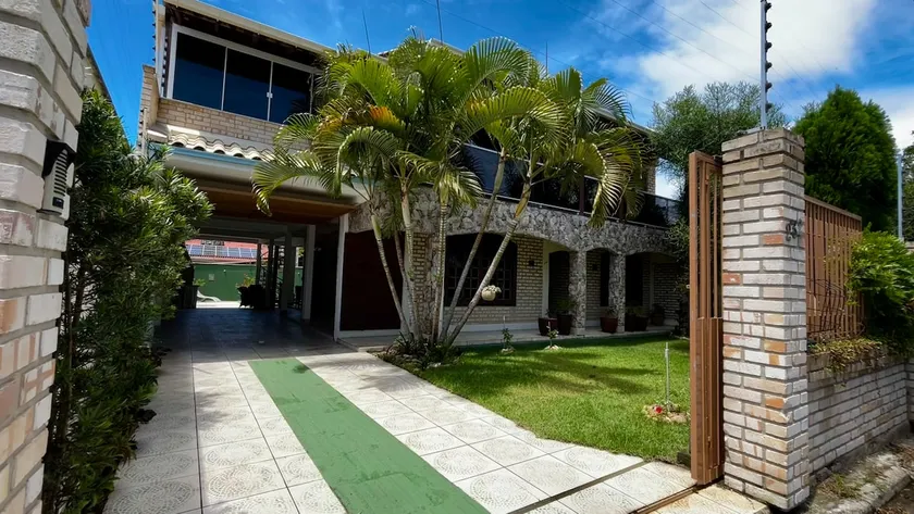 Spacious house with pool and game room - Image 1