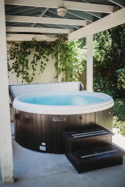 Stroll to the Beach! Private hot tub - Image 1