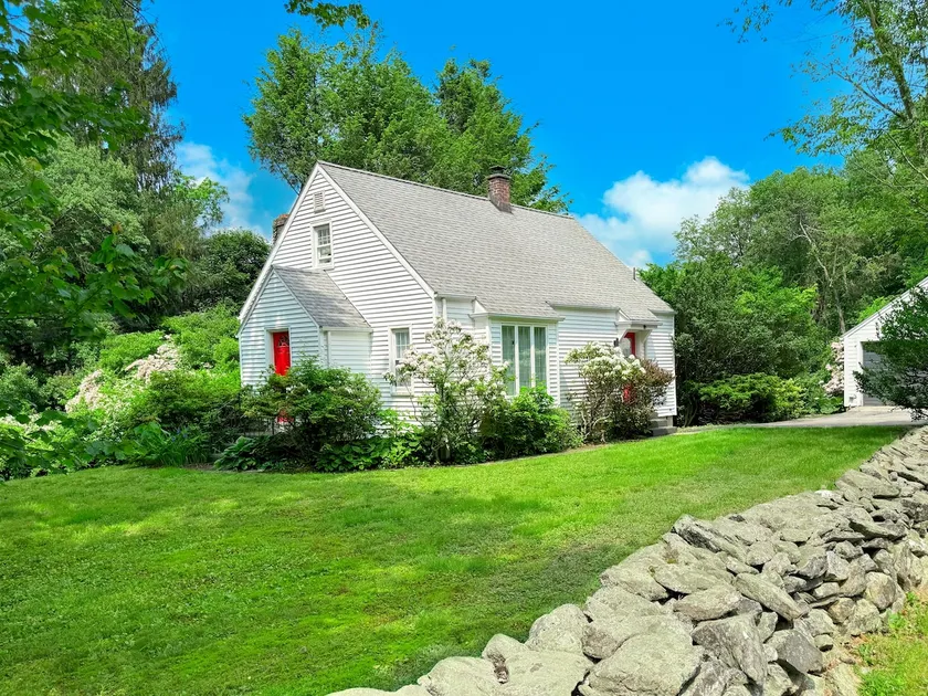 Litchfield-Hot Tub-Shops & Eats-Vineyards-Hikes - Image 1