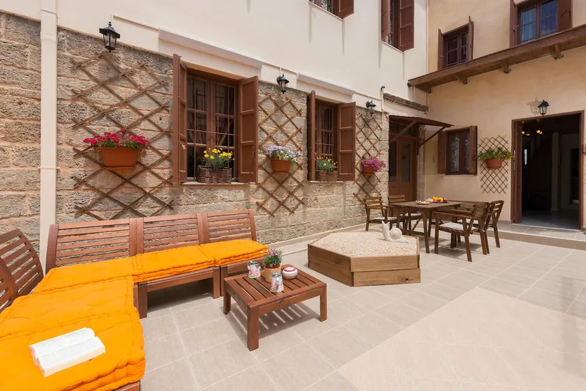 3 Charites Old Town - Image 1