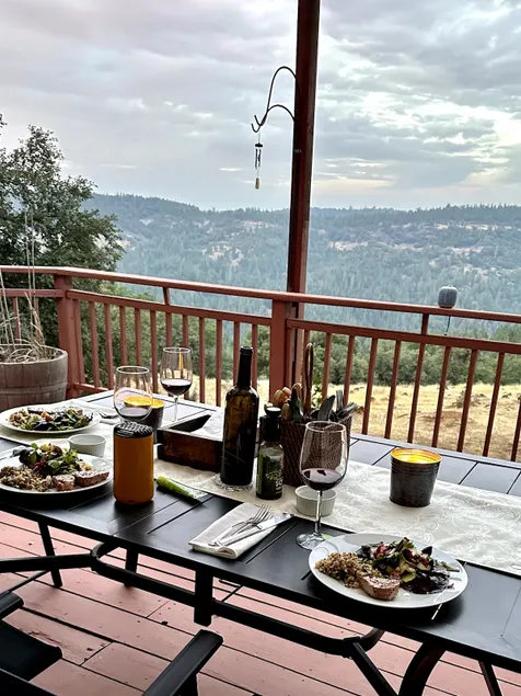 Quiet mountain getaway with great views. - Image 1