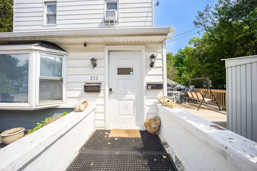 Entire 2nd floor House: yard, parking, train NYC. - Image 1