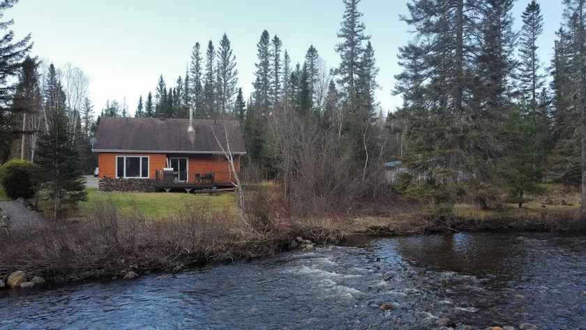 Bella Coola | Tavata Chalets | To the sound of the river - Image 1