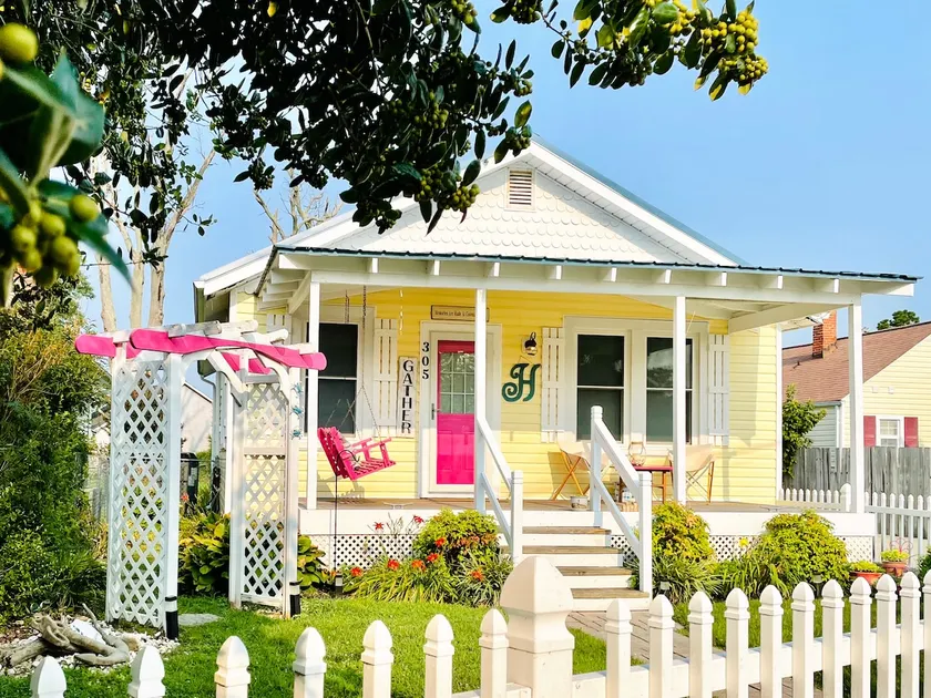 Boaty McBeach House: Walk to Beach, Boat & Bites! - Image 1