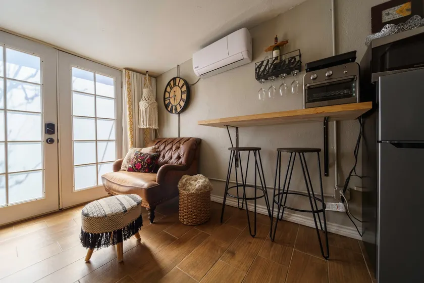 Central Cozy Cottage: Walk to Bars, Cafes, & Parks - Image 1