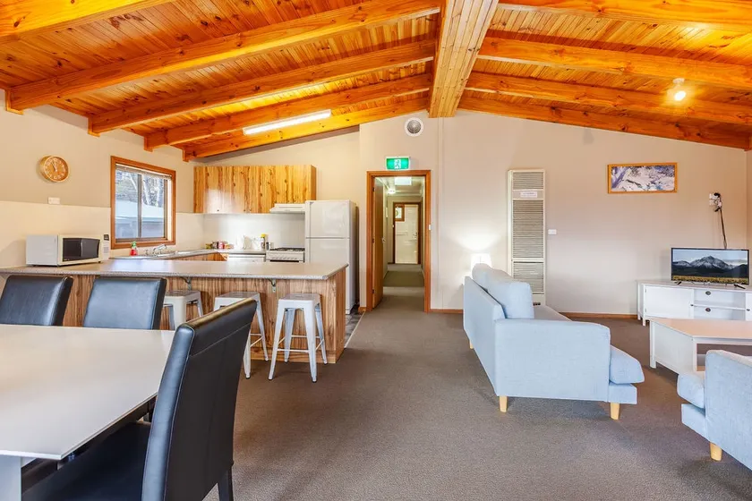 Blue Gum Cottage - Spacious 3BR + Lakeside Views - Image 1