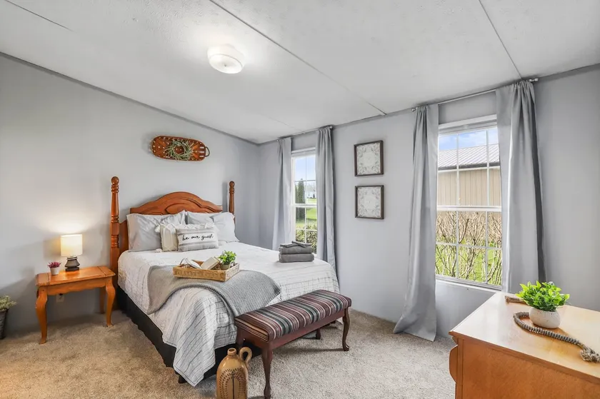 One Level Home w/ Two Living Rooms and W/D - Image 1
