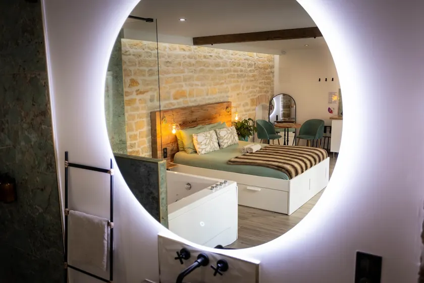 La Suite des Jardins Secrets · Spa Apartments Dijon - Image 1