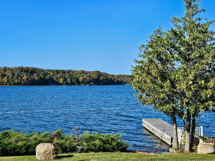Lake Cottage Perfect for Fall Summer & Fall Fun - Image 1