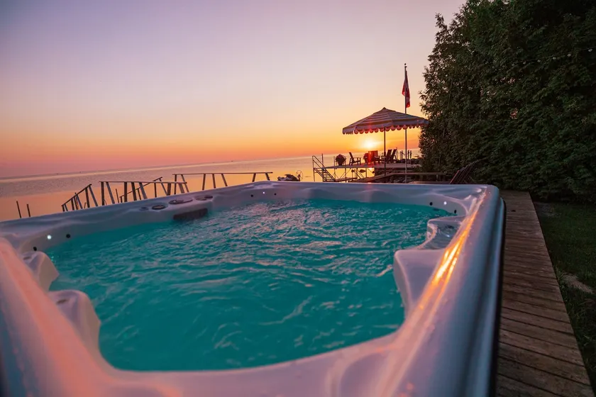 Beach House Hideaway by Post Office Motel *HOT TUB - Image 1
