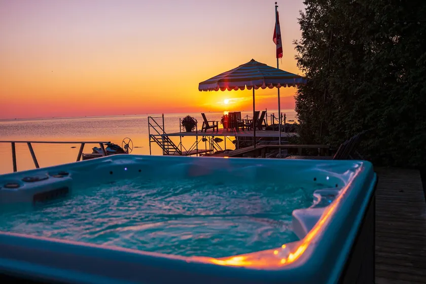 Beach House Hideaway by Post Office Motel *HOT TUB - Image 1