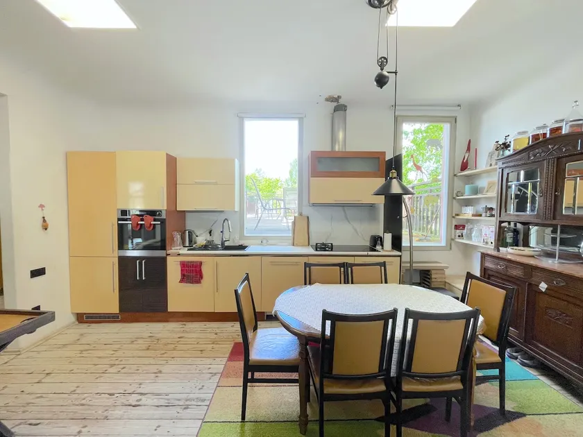 Balcony with three bedrooms and free parking. - Image 1