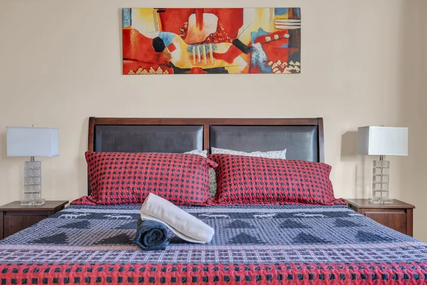 Top Panorama Hills |King Bed| AC | Near YYC - Image 1