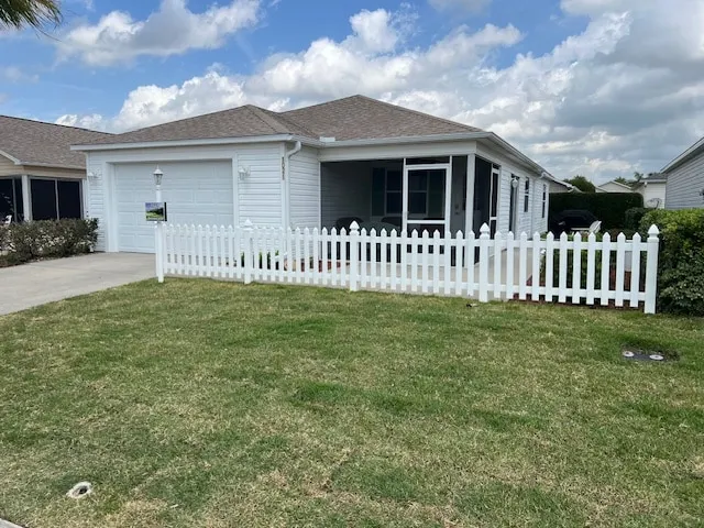 Central location near shopping-Golf cart included - Image 1