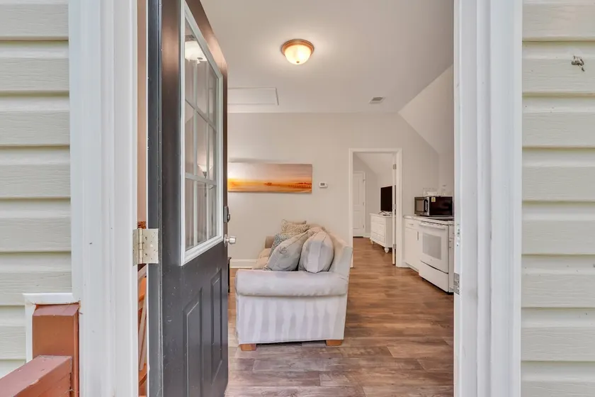 Beautiful Carriage House! Your Home Away from Home - Image 1