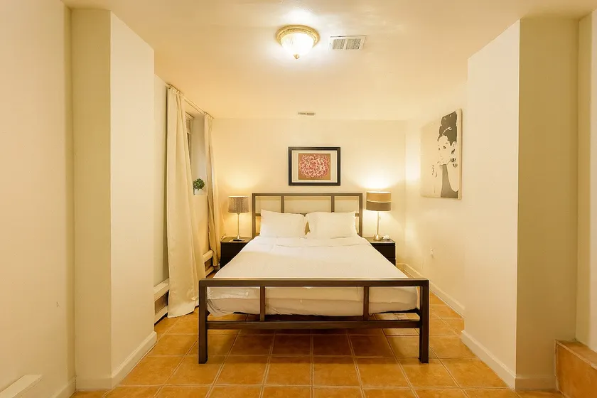 Large 1BR Apt in Charming Townhouse Near Riverside - Image 1