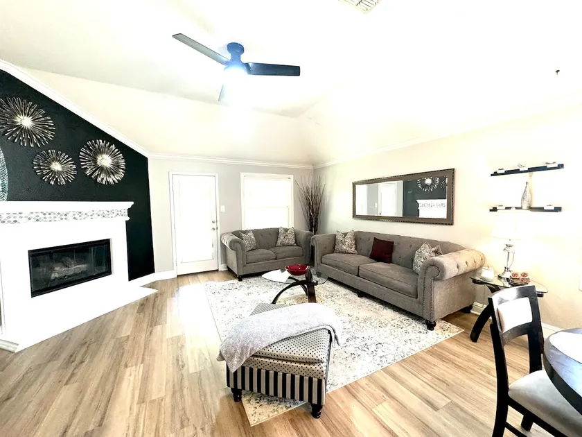 Spacious, modern and comfy 4 bedroom home! - Image 1