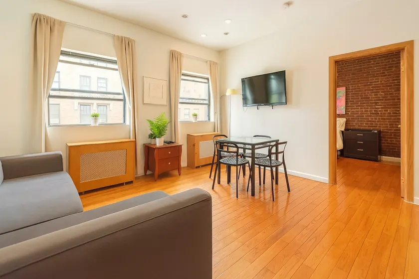Top Floor 1BR in Townhouse Near Riverside Park - Image 1