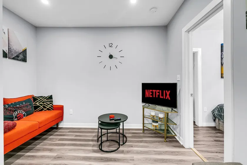 Modern & Private 1-Bedroom Apartment - Image 1