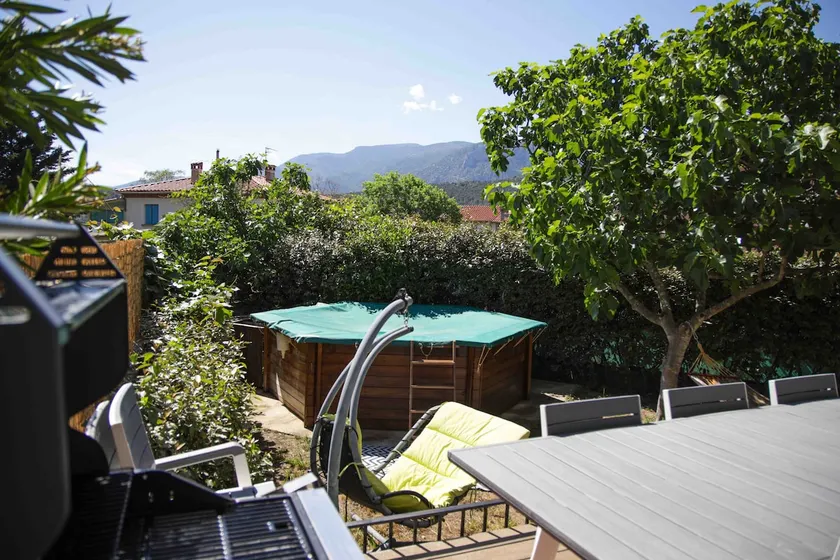 Superbly renovated apartment with swimming pool and garden - Image 1