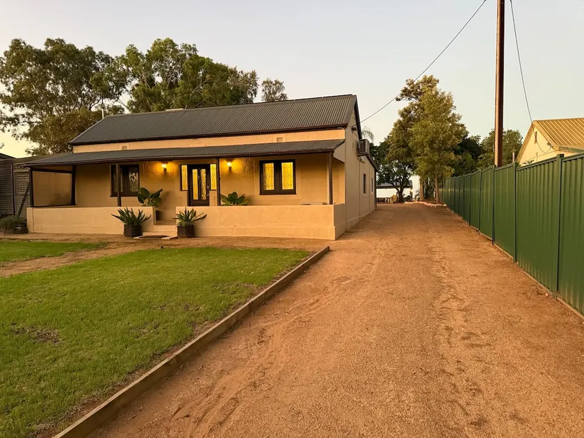 1930's cottage with stunning river views. - Image 1