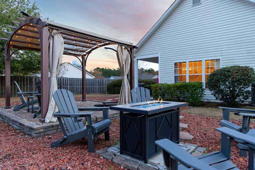 Fire Pit Retreat · Games · Mins to Beach/Downtown - Image 1