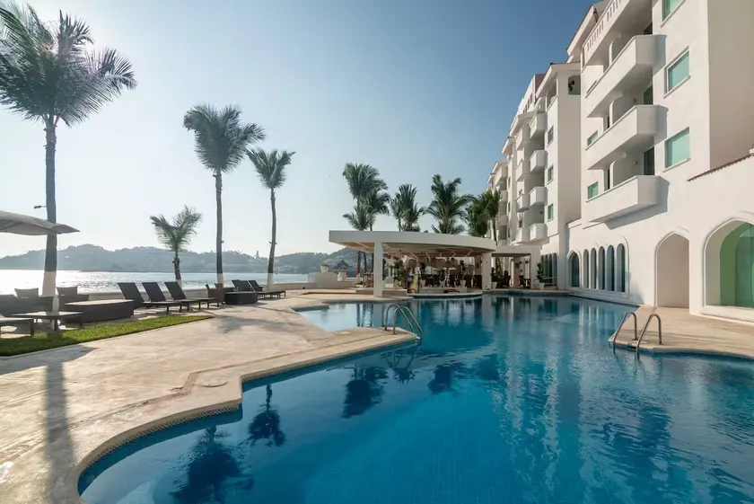 3303 (K) Beautiful Beachfront Condo - Image 1