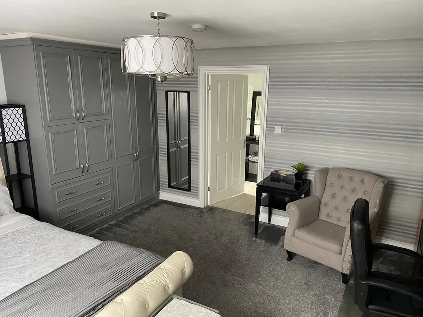 Hansom House Deluxe King Room in Hinckley - Image 1