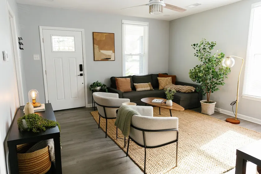 \"The Homestead\" UPSCALE STAY - Downtown with Yard - Image 1