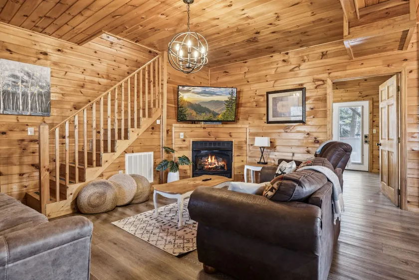 Classic Cabin w/ Hot Tub, Minutes from Dollywood - Image 1