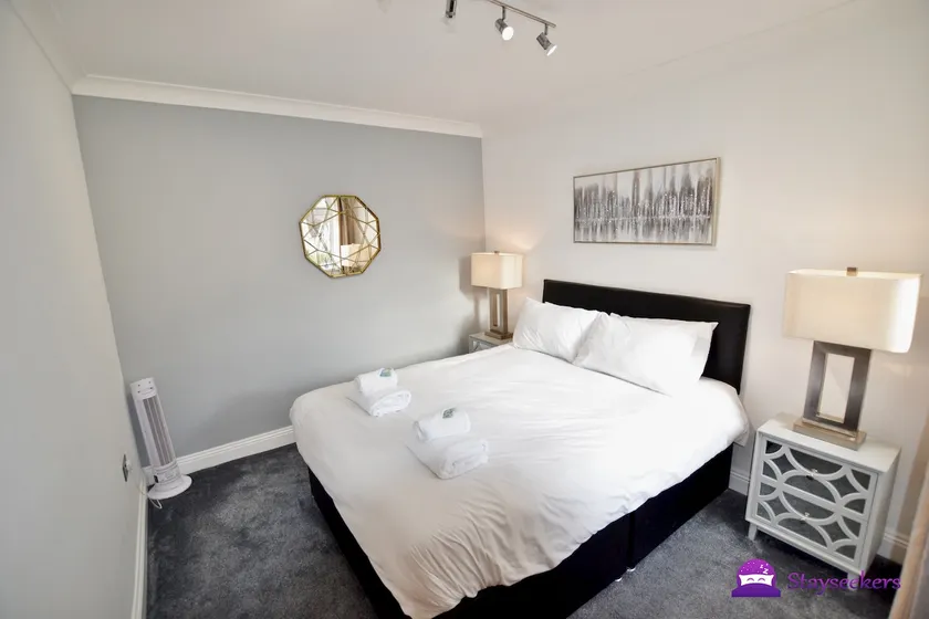 Oak Tree Boutique 2 bed Apartment - Stayseekers - Image 1