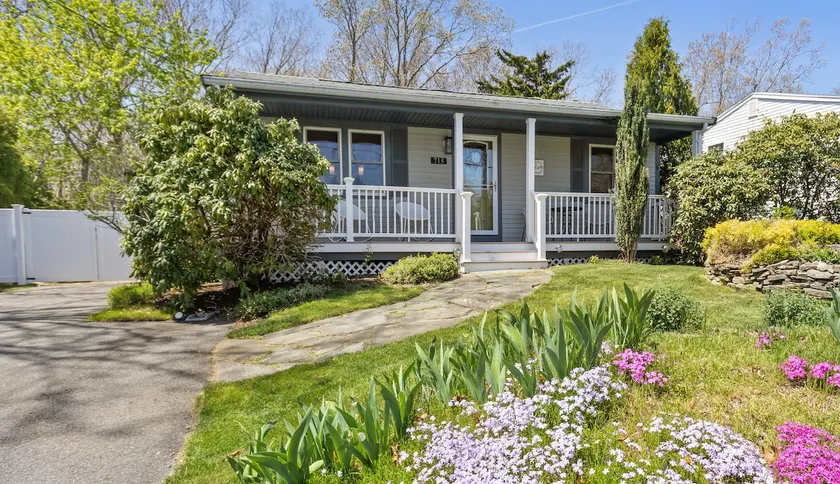 Charming Plymouth cottage Walk to Priscilla Beach - Image 1