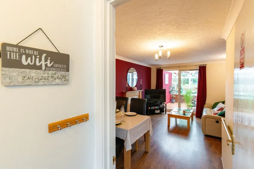Comfortable & Spacious Entire Holiday home in Llanelli.  Pet Friendly. - Image 1