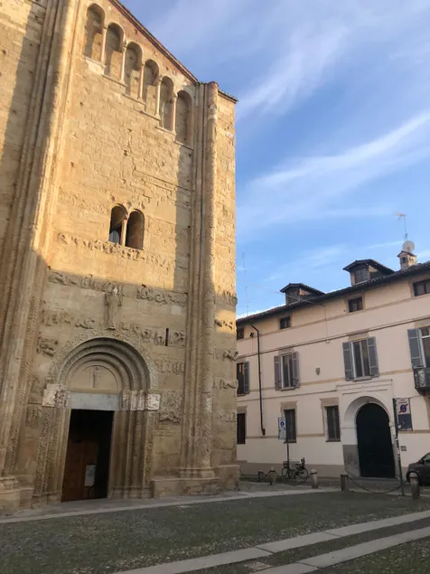 Large historical-2 bedrooms 2 bathrooms- private garden - Image 1