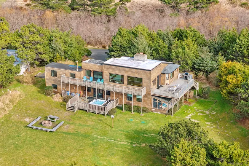 4-Acre Beach Farmhouse, hot tub, firepit, game room, 3 min walk to beach, slp 12 - Image 1