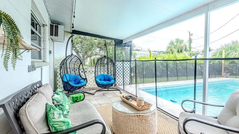 FL Charmer• 10 Min to 3 Beaches · Private Pool - Image 1