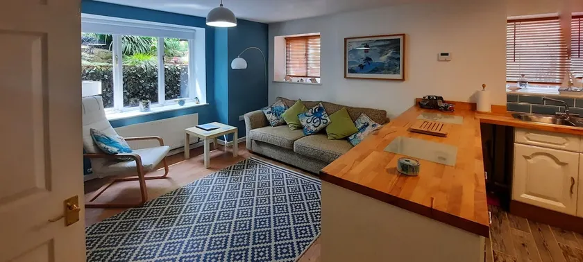 Peaceful 1 bedroom apartment with off-road parking - Image 1