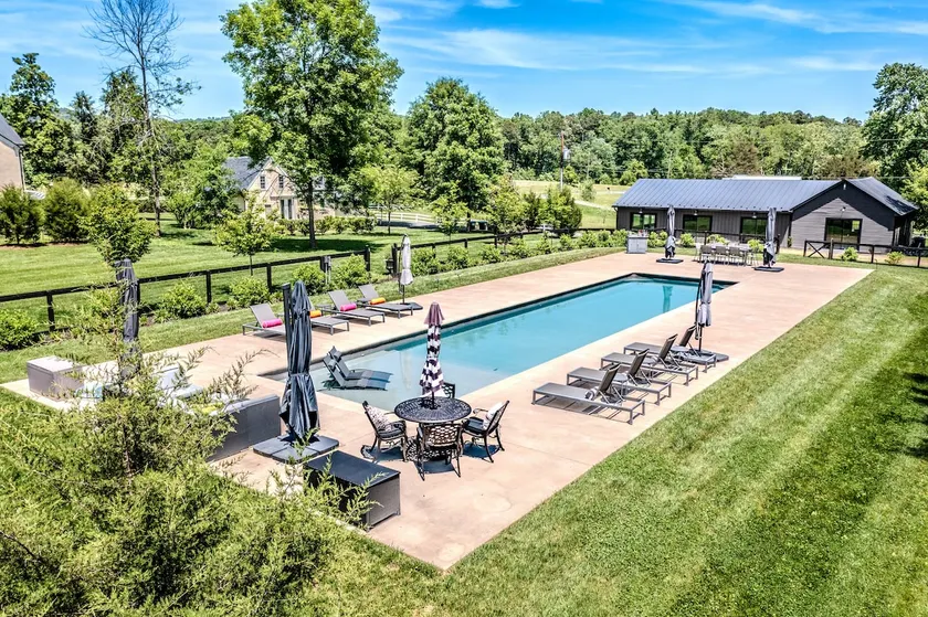 Luxurious two story Keswick guest house with pool - Image 1