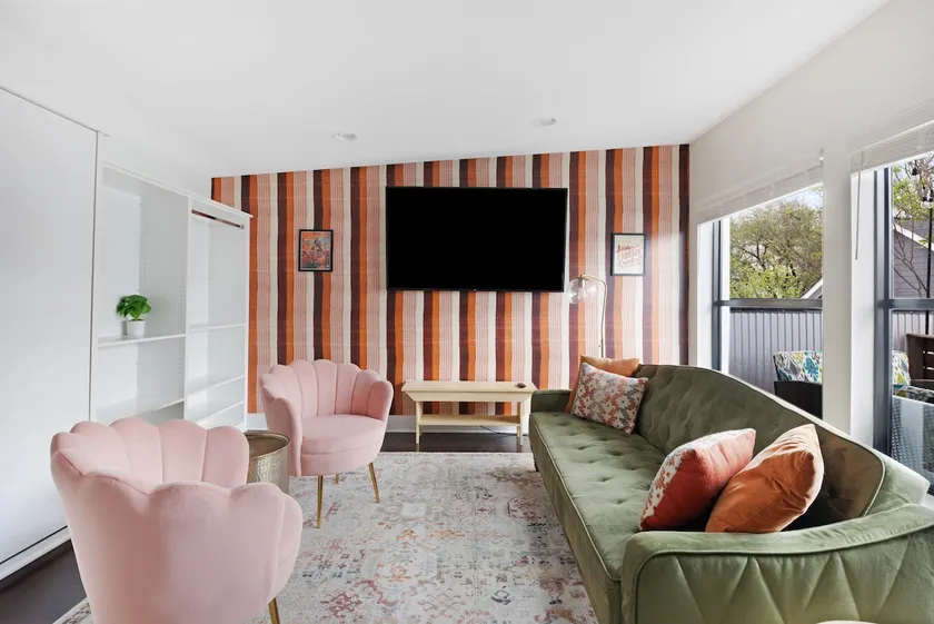 FLOWER BnB; Walking Distance to Shops! 9 min→DT! - Image 1