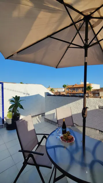 Cozy apartment with a sun terrace on the roof - Image 1