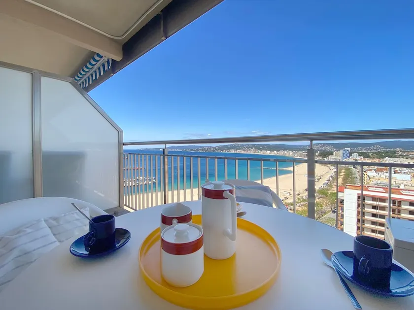 Apartment on the beach. - Image 1