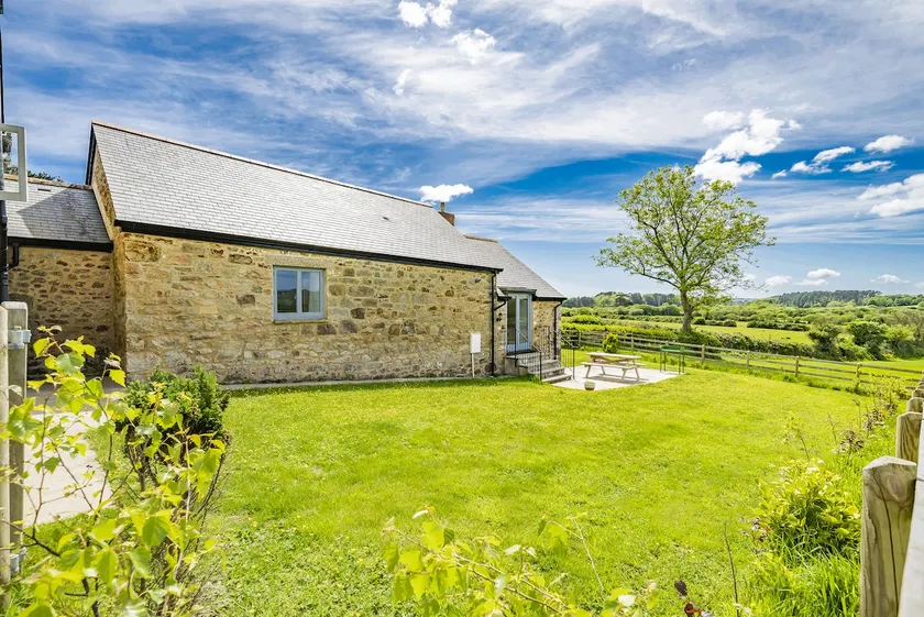 Family & Dog Friendly|Garden Views|Beach 4 Miles - Image 1