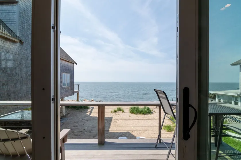 Coastal getaway with water views in every room - Image 1