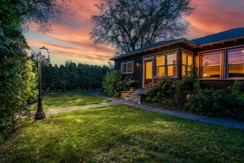 Luxury pet friendly estate w/ hot tub and heated pool in the heart of the city - Image 1