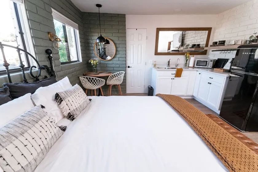 Adorable 1-bedroom guest house with hot tub - Image 1