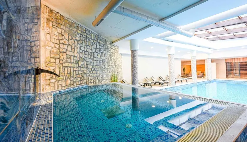2 bed/2 bathroom with SPA+pool 300m from ski road - Image 1