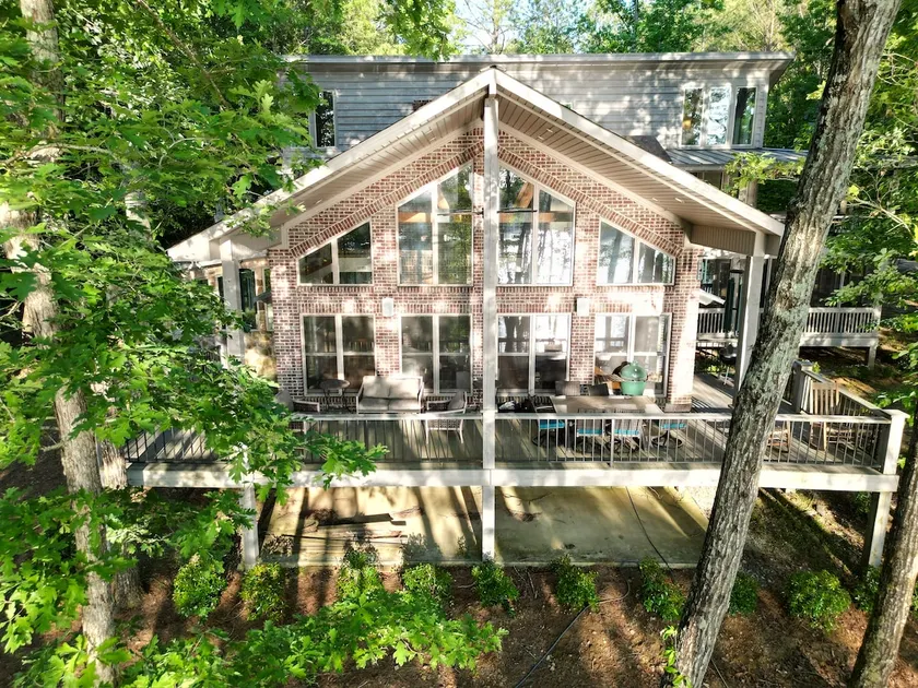 Four Seasons Lakefront Retreat - Image 1