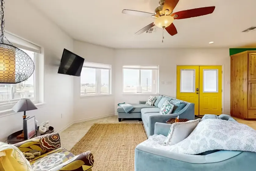 WATER VIEWS! Cheerful & Serene *FEEL GOOD SPACE* - Image 1