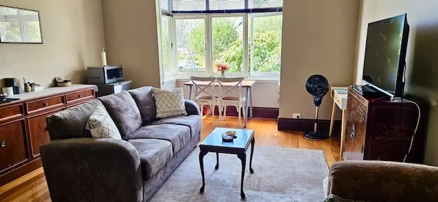 Perfect for two - King Bed - nearby to Gorge & LGH - Image 1